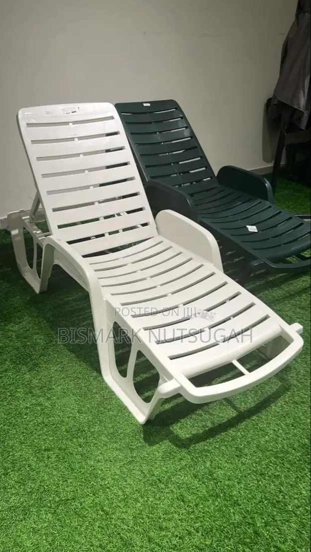 Classic Sun Lounger Swimming Pool Chair · Photo 1