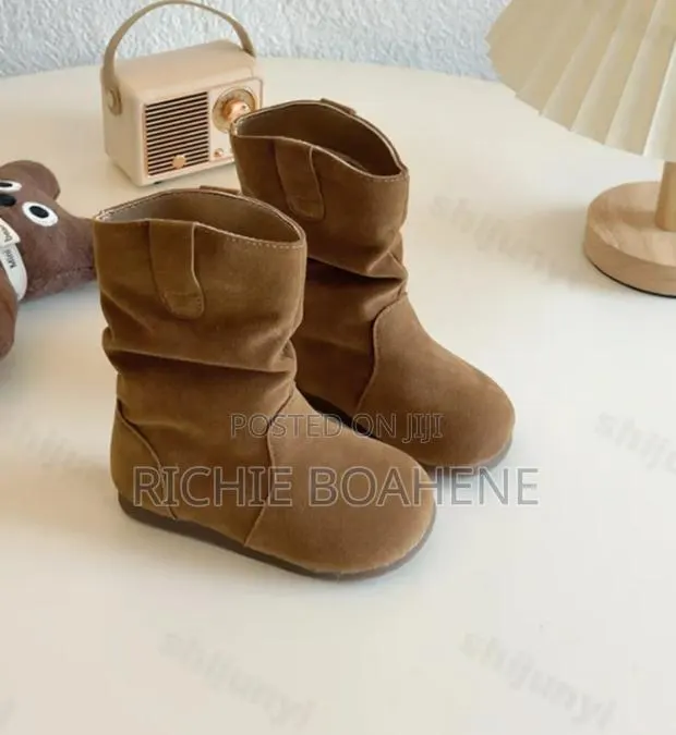 Girls Shoe Size 26 · Photo 1