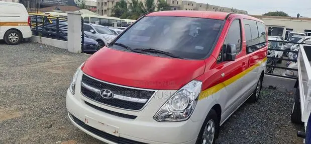 Hyundai Starex 2015 Red · Photo 1