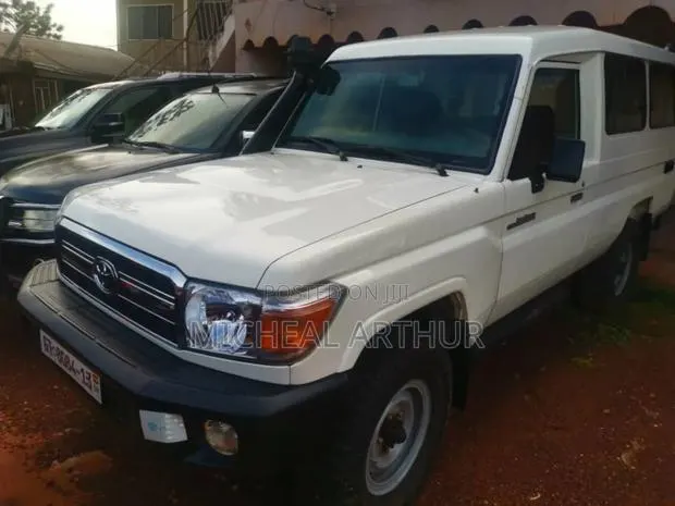 Toyota Land Cruiser 2013 White · Photo 1