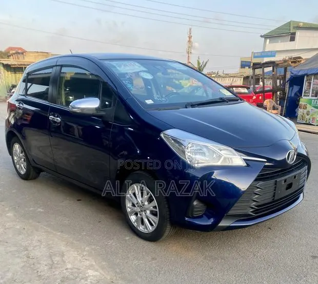 Toyota Vitz 1.3 FWD 5dr 2017 Purple · Photo 1