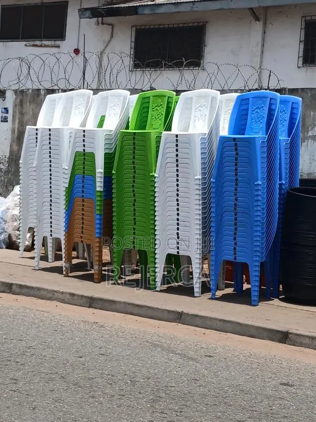 Durable Armless Plastic Chair · Photo 1