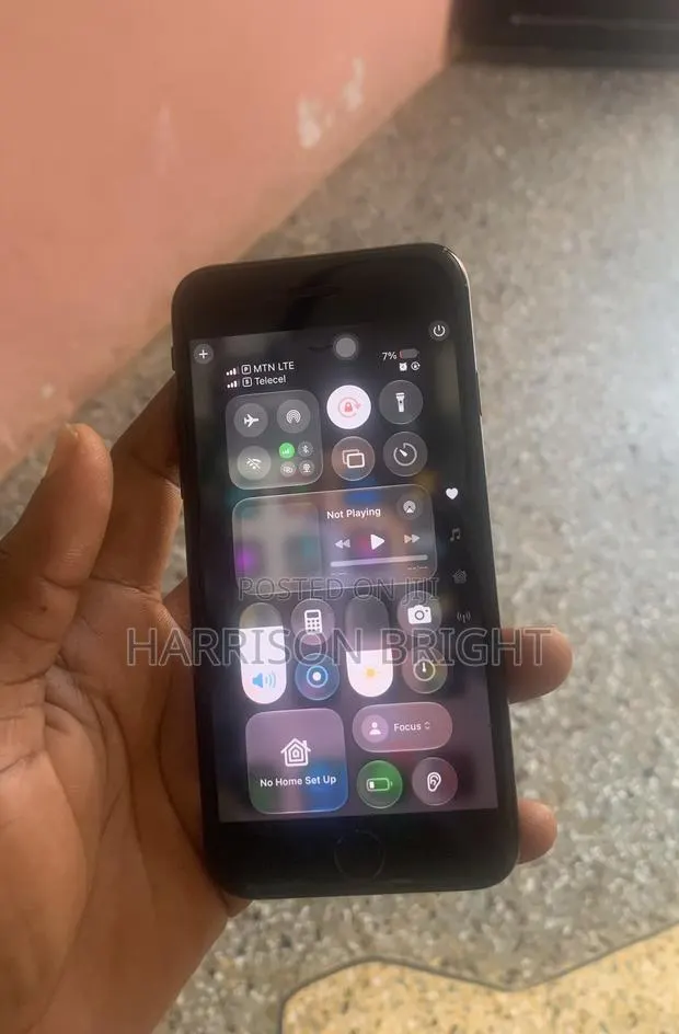 Apple iPhone SE (2020) 128 GB Black · Photo 1
