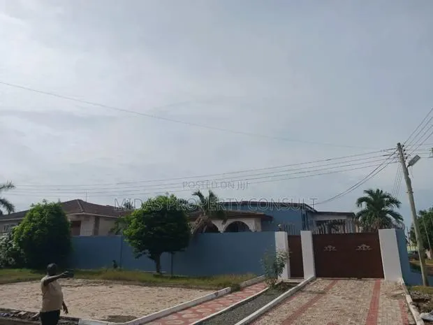 5bdrm House in Tema Maritime, Sakumono for sale · Photo 1
