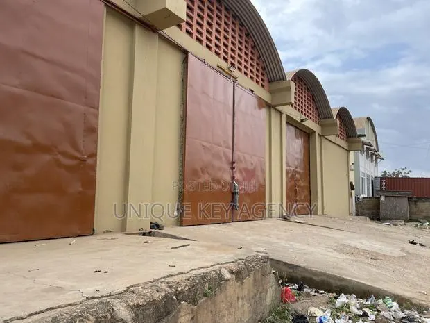 250 Square Warehouse in Spintex to Let · Photo 1
