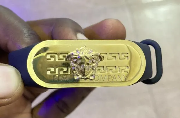 Golden Versace Wristband · Photo 1
