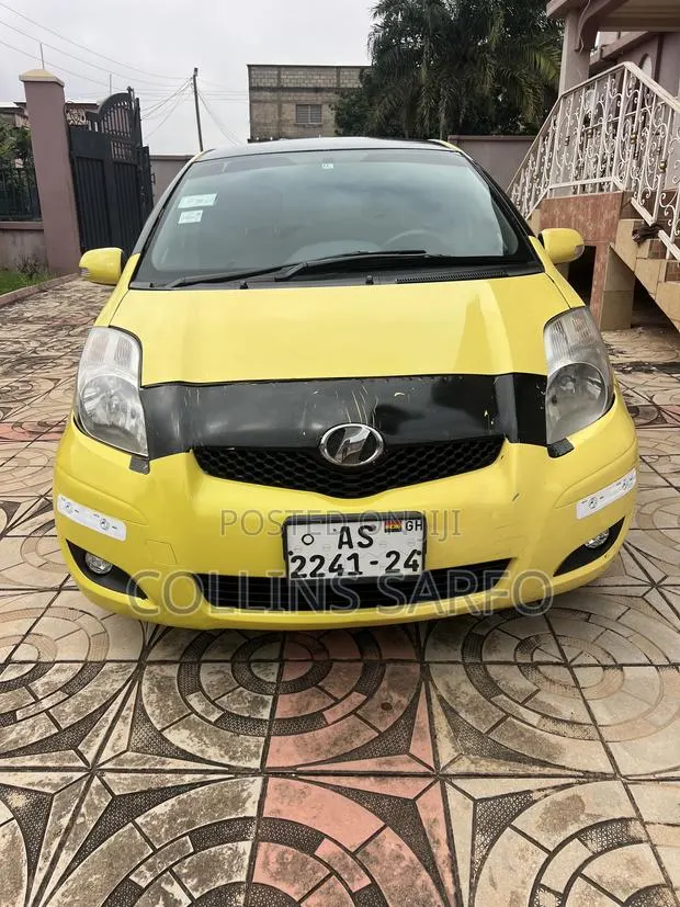 Toyota Vitz 1.3 FWD 5dr 2010 Yellow · Photo 1