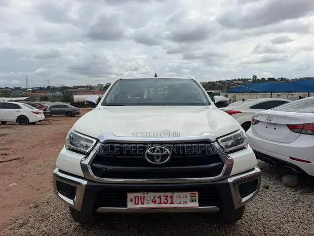 Toyota Hilux 2024 White · Photo 1