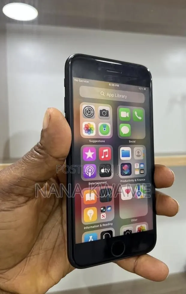 Apple iPhone 7 32 GB Black · Photo 1
