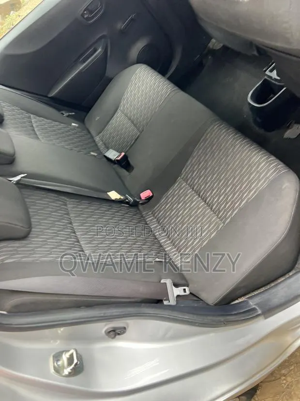 Toyota Yaris 2010 Silver · Photo 1