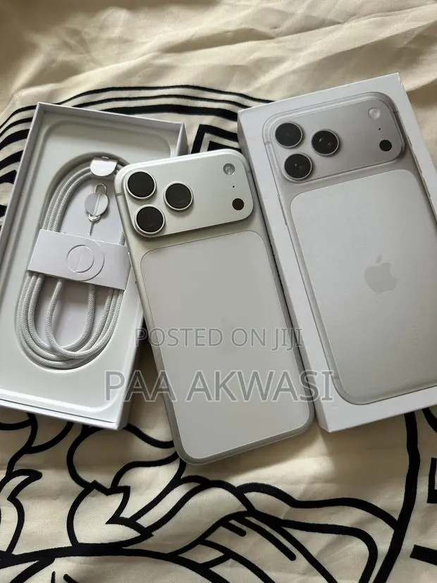 Apple iPhone 17 Pro Max 256 GB Silver · Photo 1