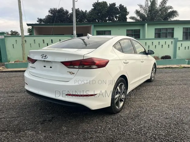 Hyundai Elantra 2016 White · Photo 1