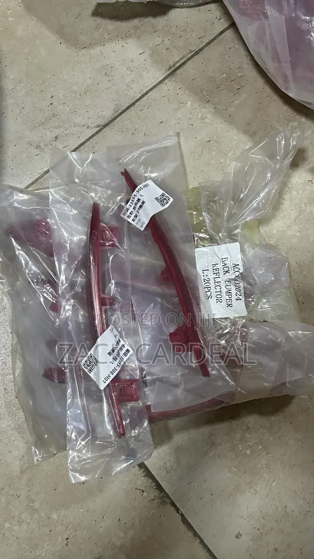 Honda Accord 2023 Back Bumper Reflector Available · Photo 1