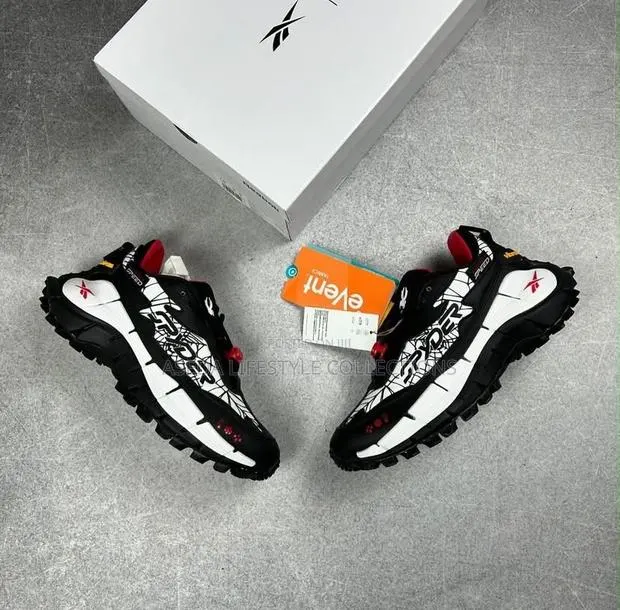 Reebok Vibrant Sneakers · Photo 1