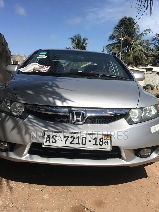 Honda Civic 1.8 5 Door Automatic 2011 Silver · Photo 1