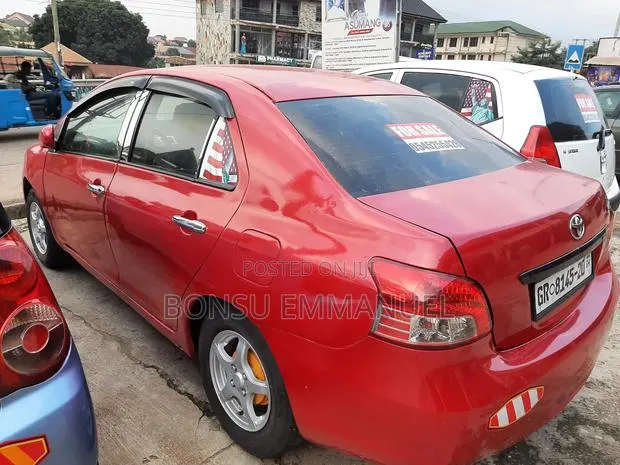 Toyota Yaris 1.3 2008 Red · Photo 1