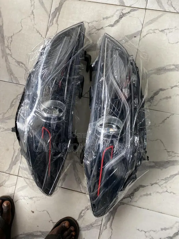 Hyundai Elantra 2017-2018 Sports Headlight Pair · Photo 1