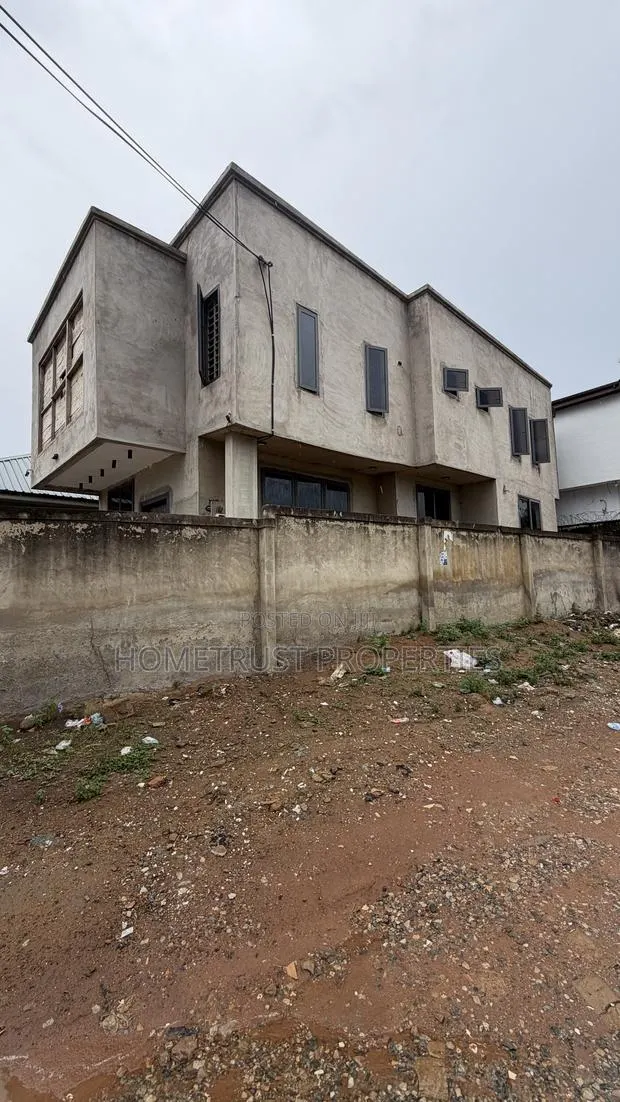 3bdrm Duplex in Kwabenya Franco for sale · Photo 1