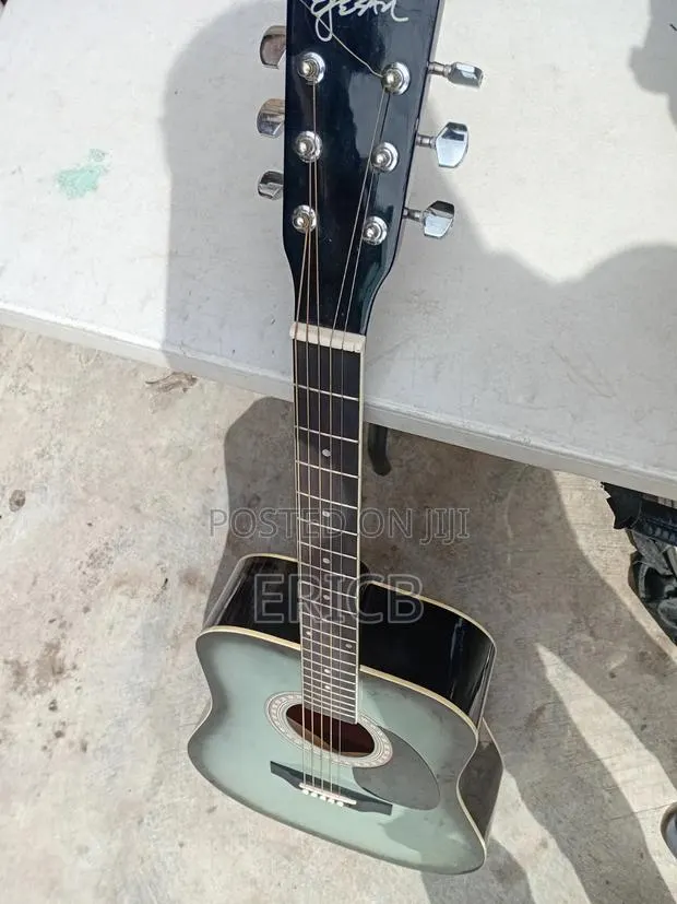 Full Acoustic Guitar · Photo 1