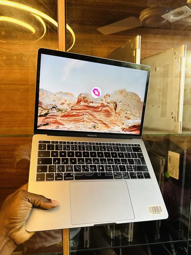 Laptop Apple MacBook Pro 2017 8GB Intel Core I5 SSD 128GB · Photo 1