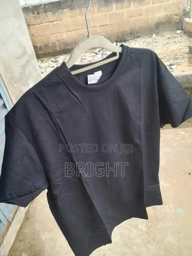 Plain Black T-Shirt · Photo 1