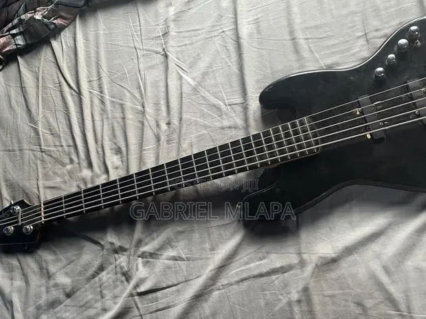 Fender Bass Guitar · Photo 1