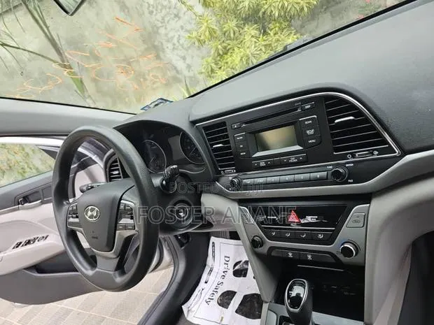 Hyundai Elantra SE Sedan FWD (2.0L 4cyl 6M) 2017 Silver · Photo 1