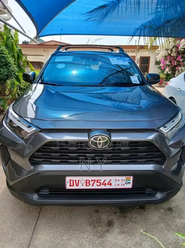 Toyota RAV4 XLE 2025 Gray · Photo 1