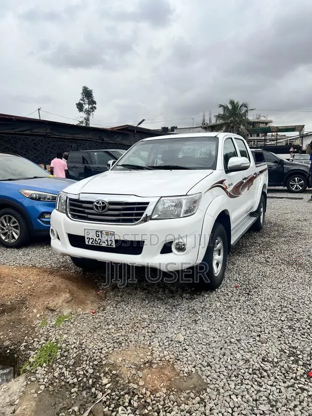 Toyota Hilux 2012 White · Photo 1