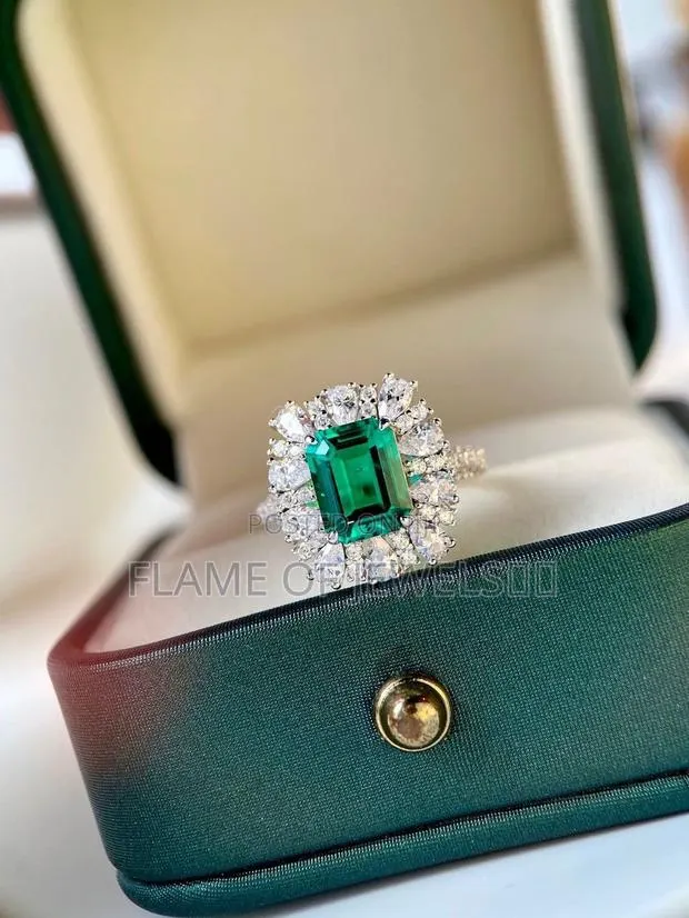 Emerald Square Cut Promise Ring · Photo 1