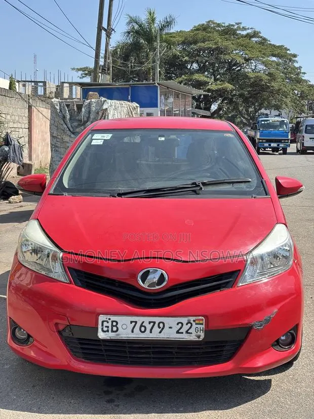 Toyota Vitz 1.3 AWD 3dr 2013 Red · Photo 1