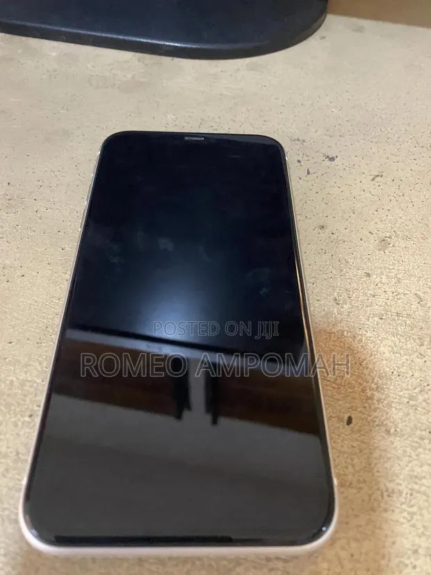 Apple iPhone 11 128 GB White · Photo 1