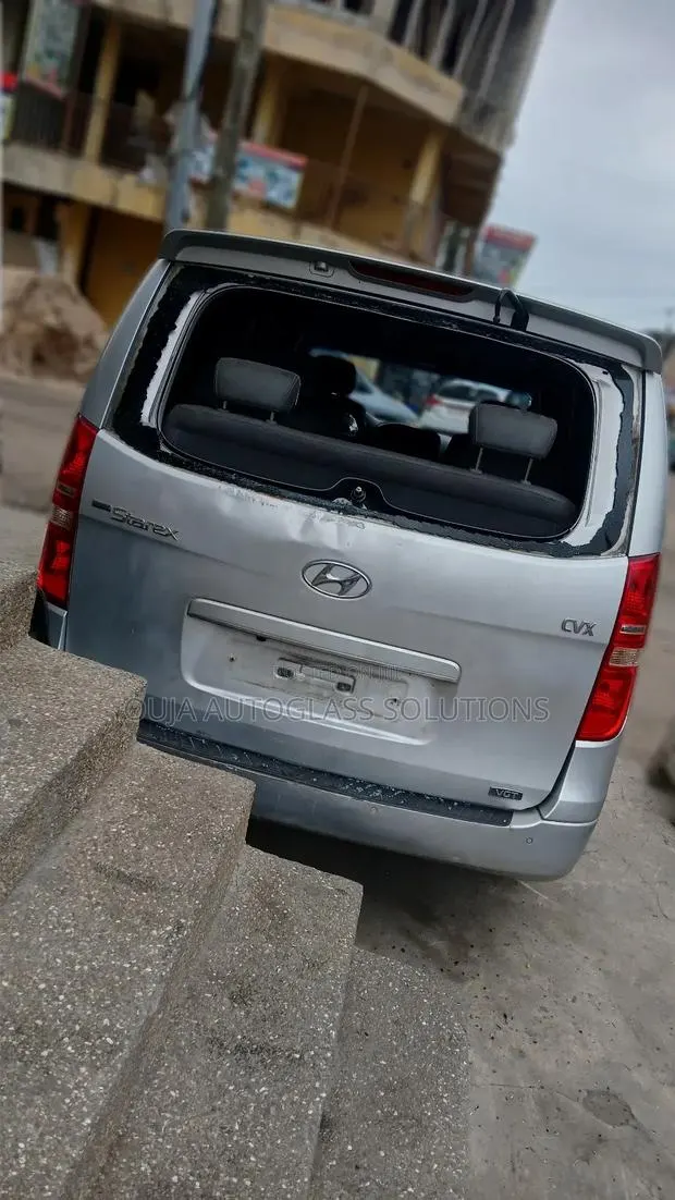 Original Hyundai Starex / H300 Rear Window Glass Available (Tinted) · Photo 1