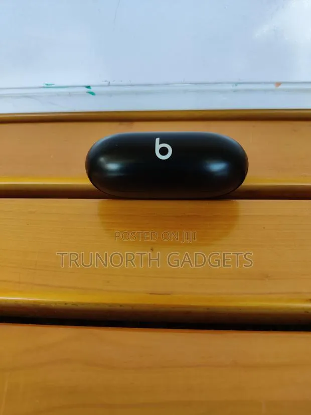 Beats Solo Buds · Photo 1