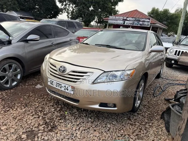 Toyota Camry 2011 Gold · Photo 1