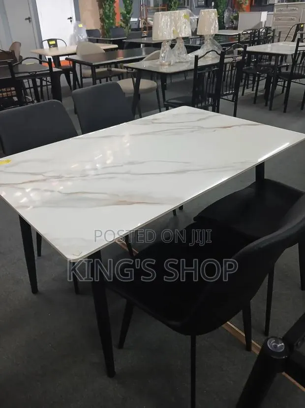 4 Chairs Dining Table · Photo 1