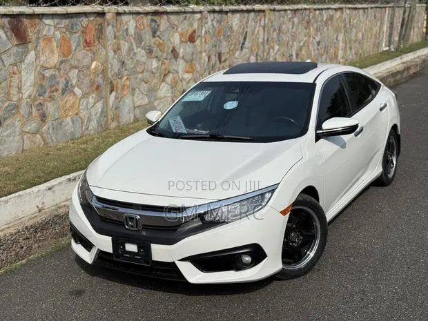 Honda Civic Touring Sedan 2018 White · Photo 1