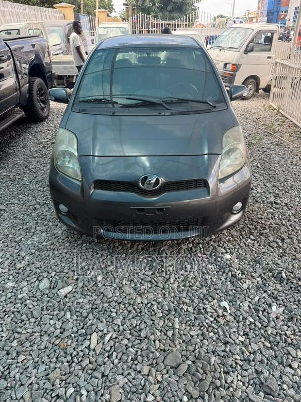 Toyota Vitz 2010 Gray · Photo 1