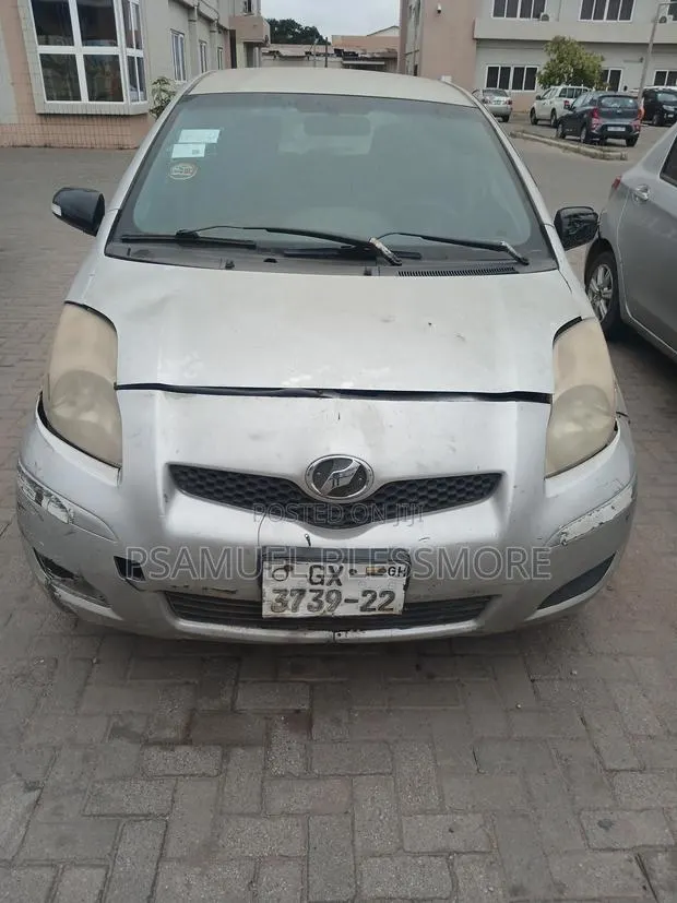 Toyota Vitz 2010 Gray · Photo 1