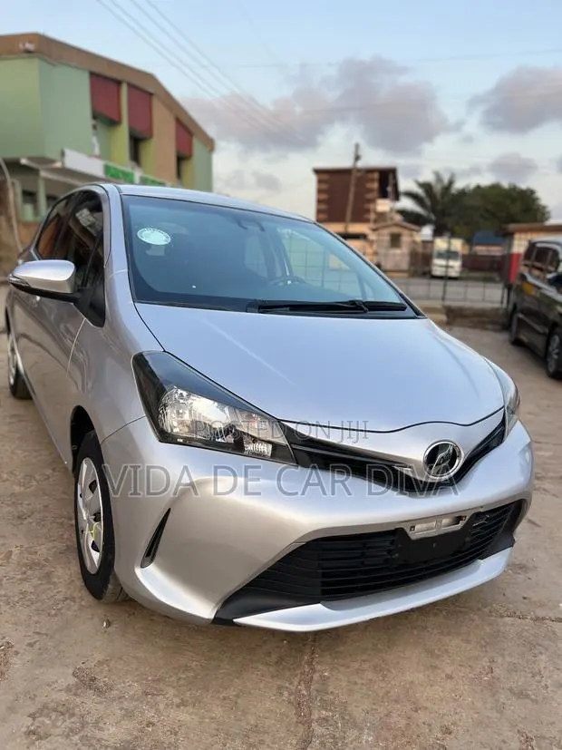 Toyota Vitz 1.0 FWD 5dr 2015 Silver · Photo 1