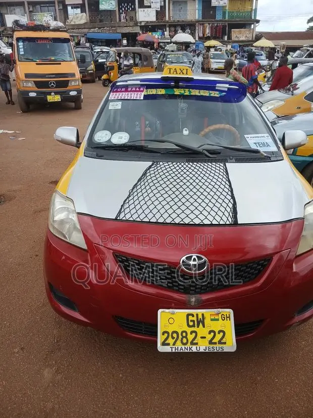 Toyota Belta 2010 Silver · Photo 1