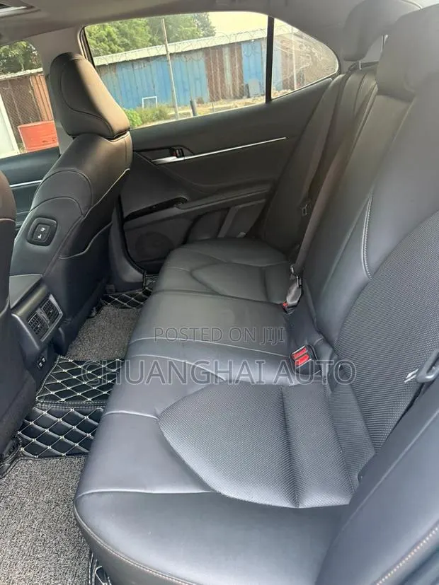 Toyota Camry 2018 White · Photo 1