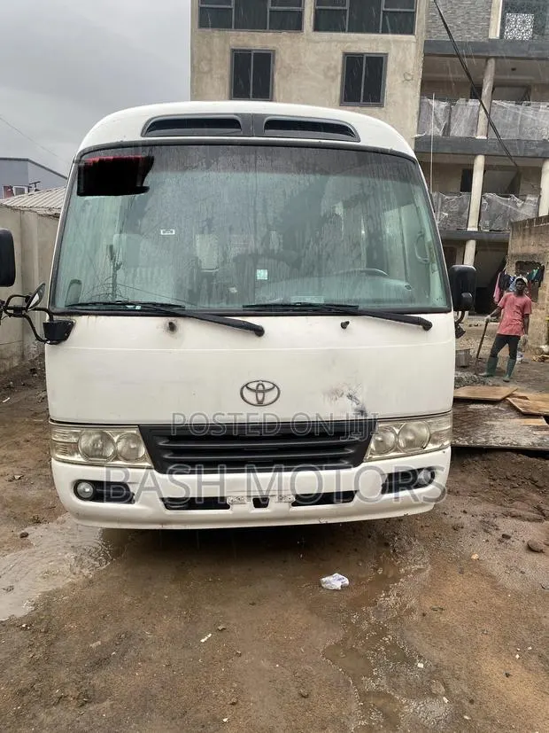 Toyota Coaster 2010 White · Photo 1