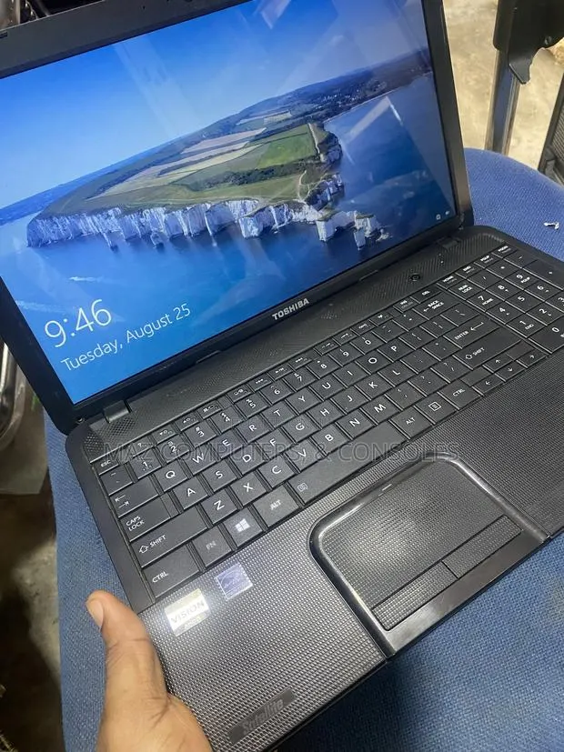 Laptop Toshiba Satellite C855 4GB AMD HDD 500GB · Photo 1