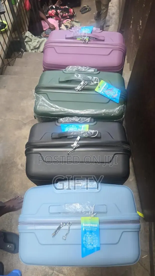 3 Set Traveling Bag · Photo 1