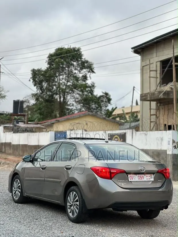 Toyota Corolla XLE 4dr Sedan (1.8L 4cyl CVT) 2017 Brown · Photo 1