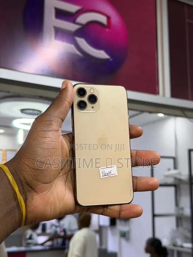 Apple iPhone 11 Pro 64 GB Gold · Photo 1