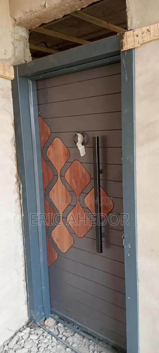 Heavy Bulletproof Door and Handles Durable · Photo 1