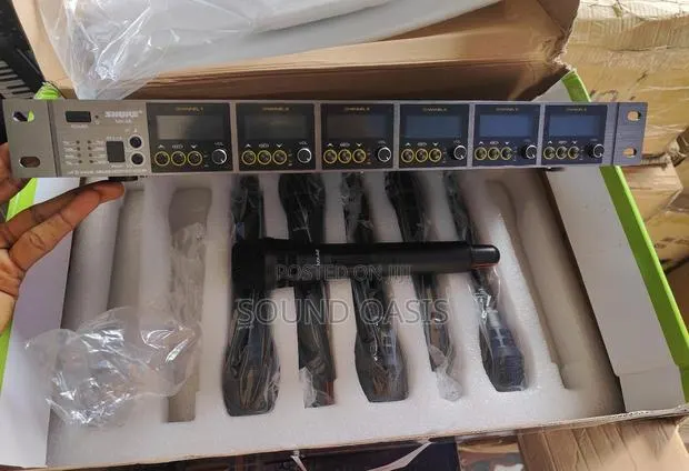 Shure A8 8-in-1 Uhf Wireless Microphone System. · Photo 1