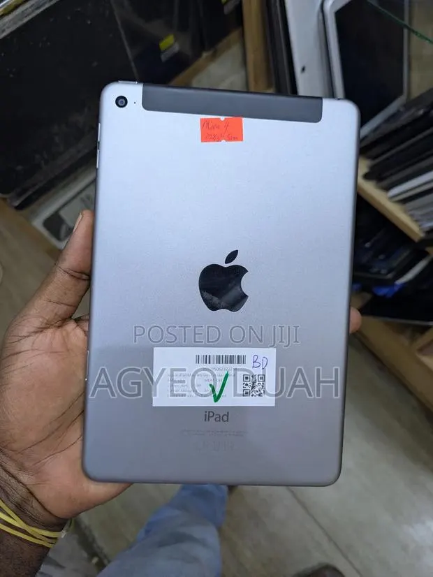 Apple iPad mini 4 128 GB Gray · Photo 1
